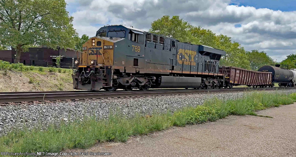 CSX 769 leads M370.